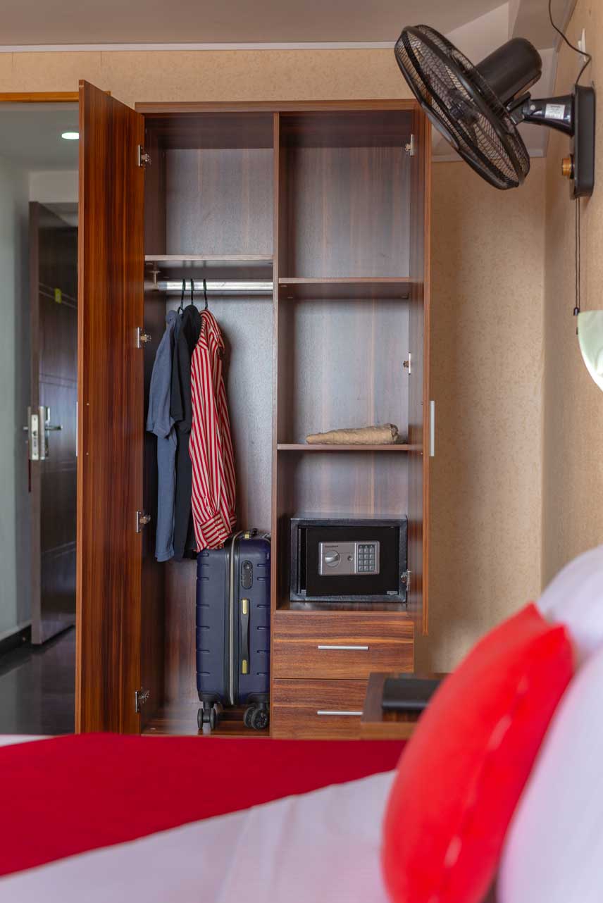 Chambre économique à Antaninarenina avec un espace de rangement